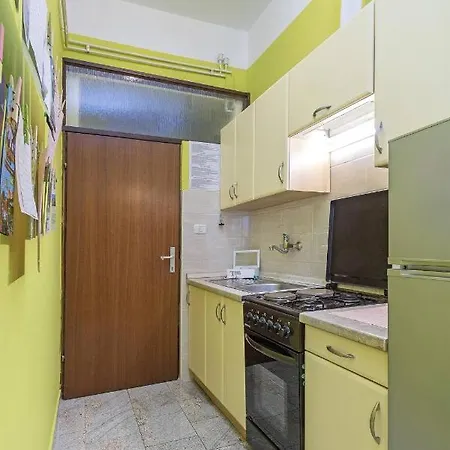 With A Parking Space - 21895 * 풀라