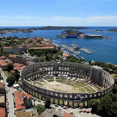 With A Parking Space - 21895 Apartman Pula