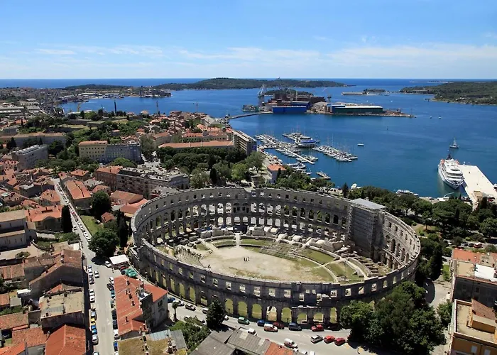 With A Parking Space - 21895 Apartman Pula